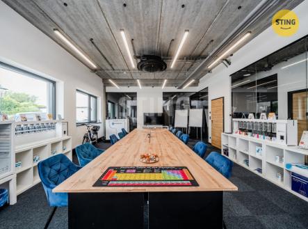 Pronájem komerčního objektu, administrativní budova, 800 m²