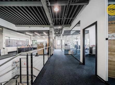Pronájem komerčního objektu, administrativní budova, 800 m²