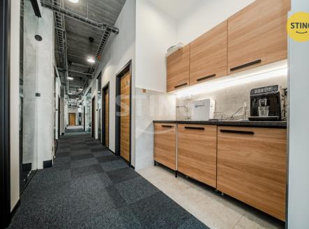 Pronájem komerčního objektu, administrativní budova, 800 m²