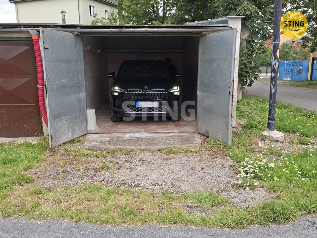garáž auto z venku sm spz 2.jpeg