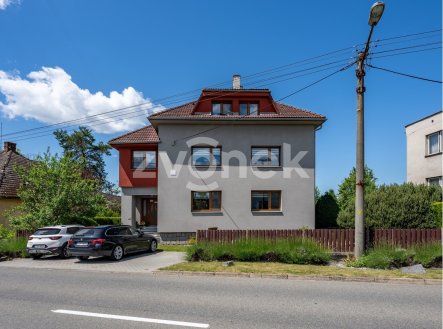 Velký rodinný dům s bazénem, samostatným bytem a kanceláří v Kostelci