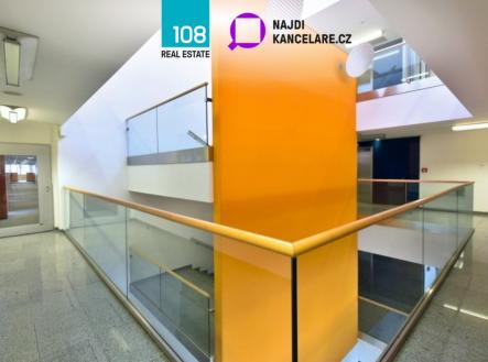 Pronájem kanceláře, 674 m²