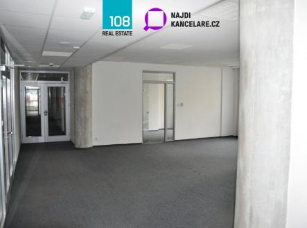 Pronájem kanceláře, 698 m²