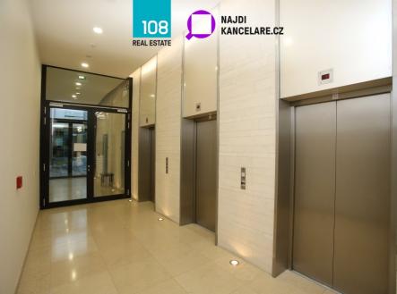 Pronájem kanceláře, 1 811 m²