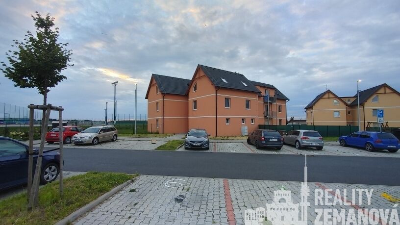 Pronájem nového útulného bytu 2kk v Nehvizdech u Prahy, 50m2,  s vlastním parkováním a sklepem.