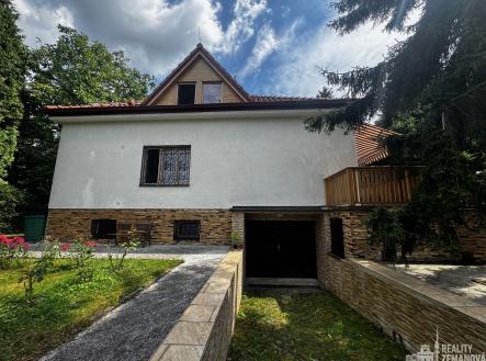pohled na dům s vjezdem do garáže