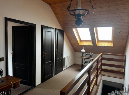 hala v patře