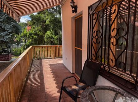 terasa se vstupem z obýváku na zahradu