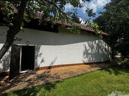 stodola se vstupem ze zahrady