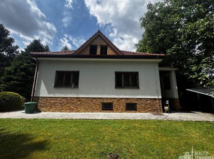 pohled na dům ze zahrady