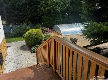 terasa z obýváku na zahradu