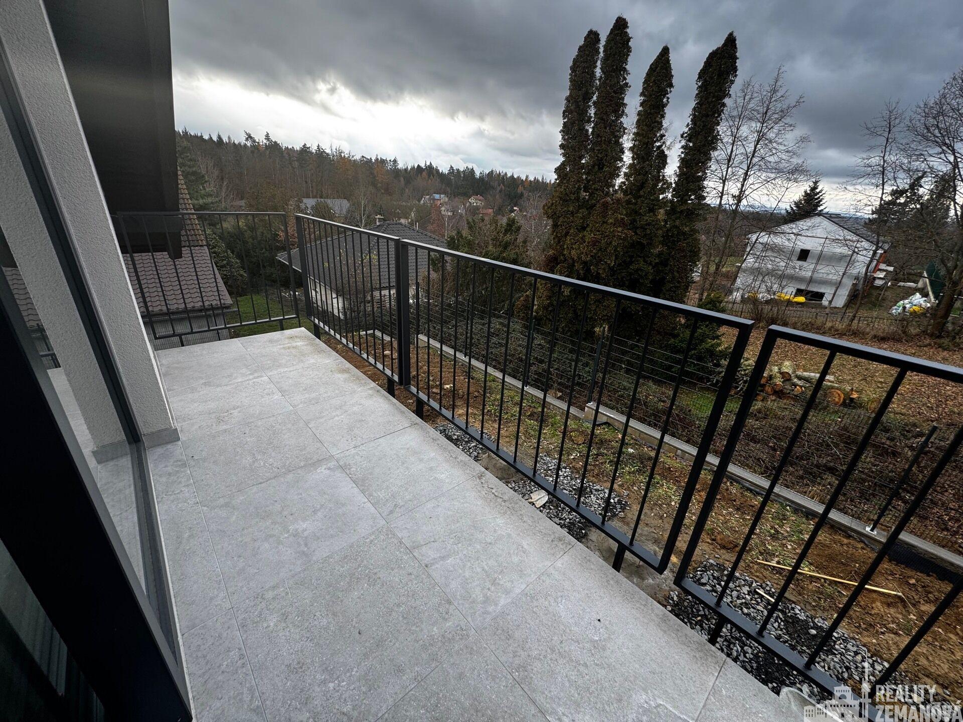 Nový byt 2+kk s terasou, vila s pouhými čtyřmi byty, rozhraní ulice Houbové a Hlavní, Horní Jirčany