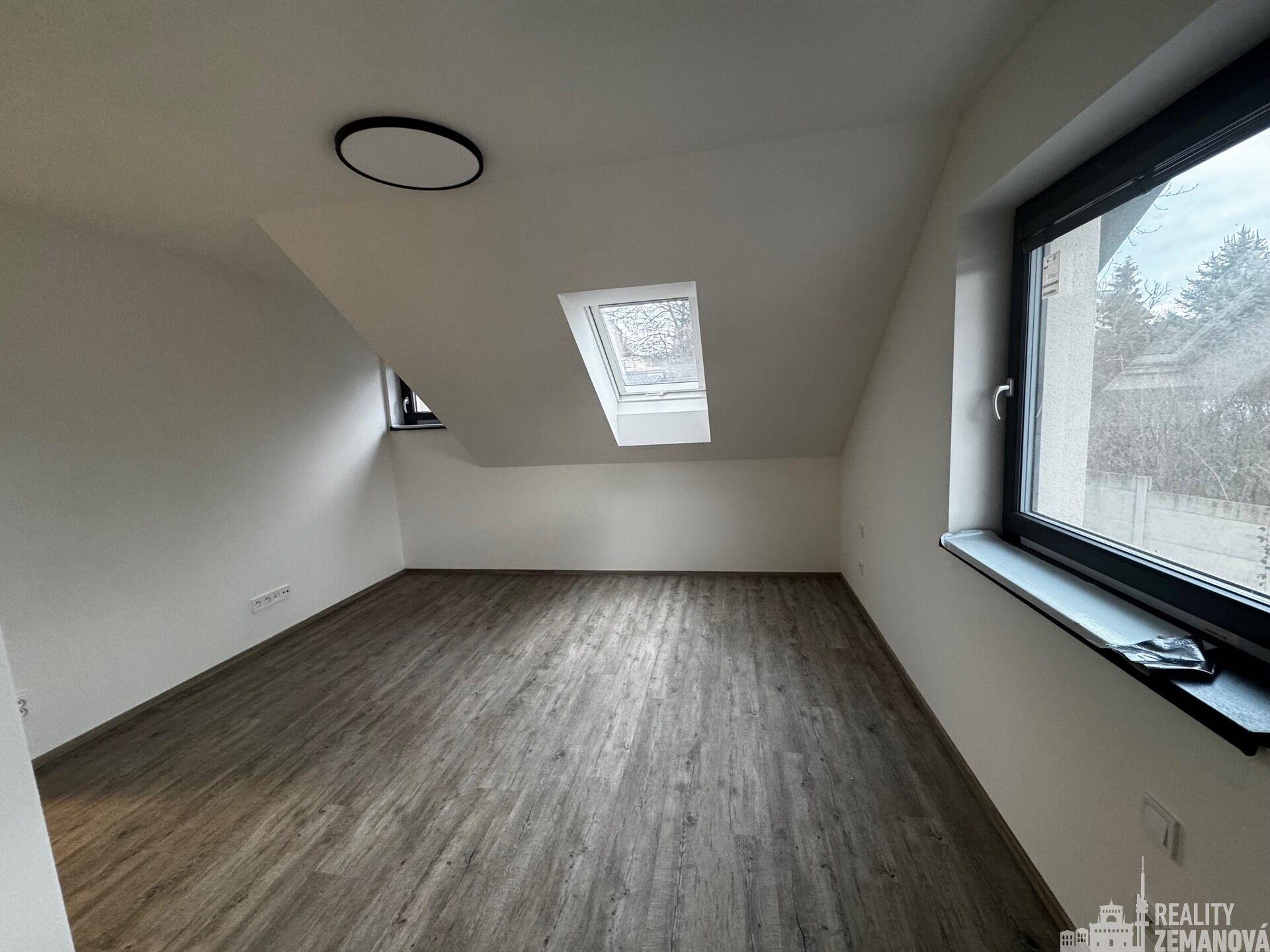 Pronájem nového bytu 2+kk, novostavba s pouhými čtyřmi byty, rozhraní ulice Houbové a Hlavní.