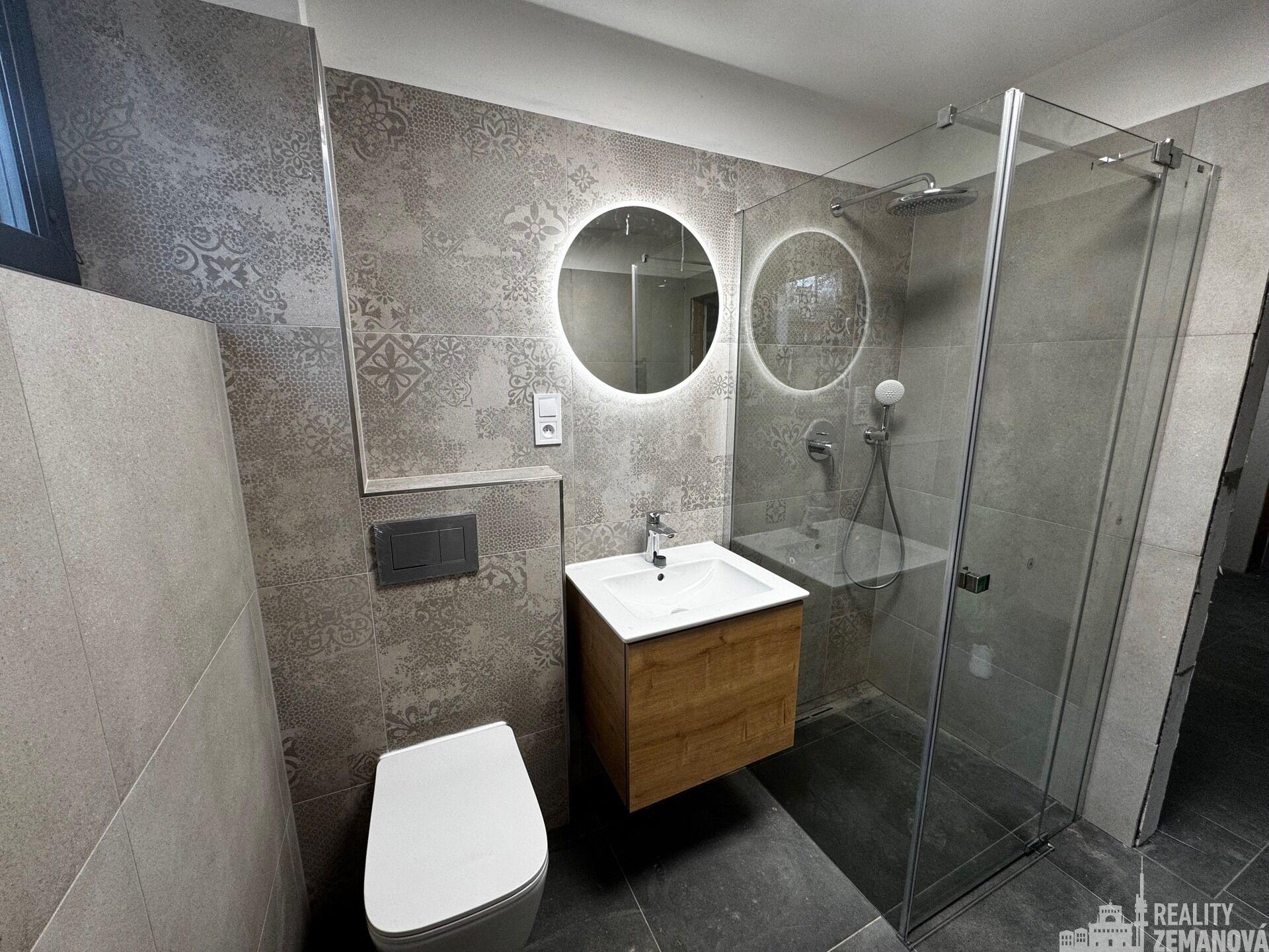 Pronájem bytu 2+kk s terasou a zahradou, rozhraní Houbová a Hlavní ul., Horní Jirčany