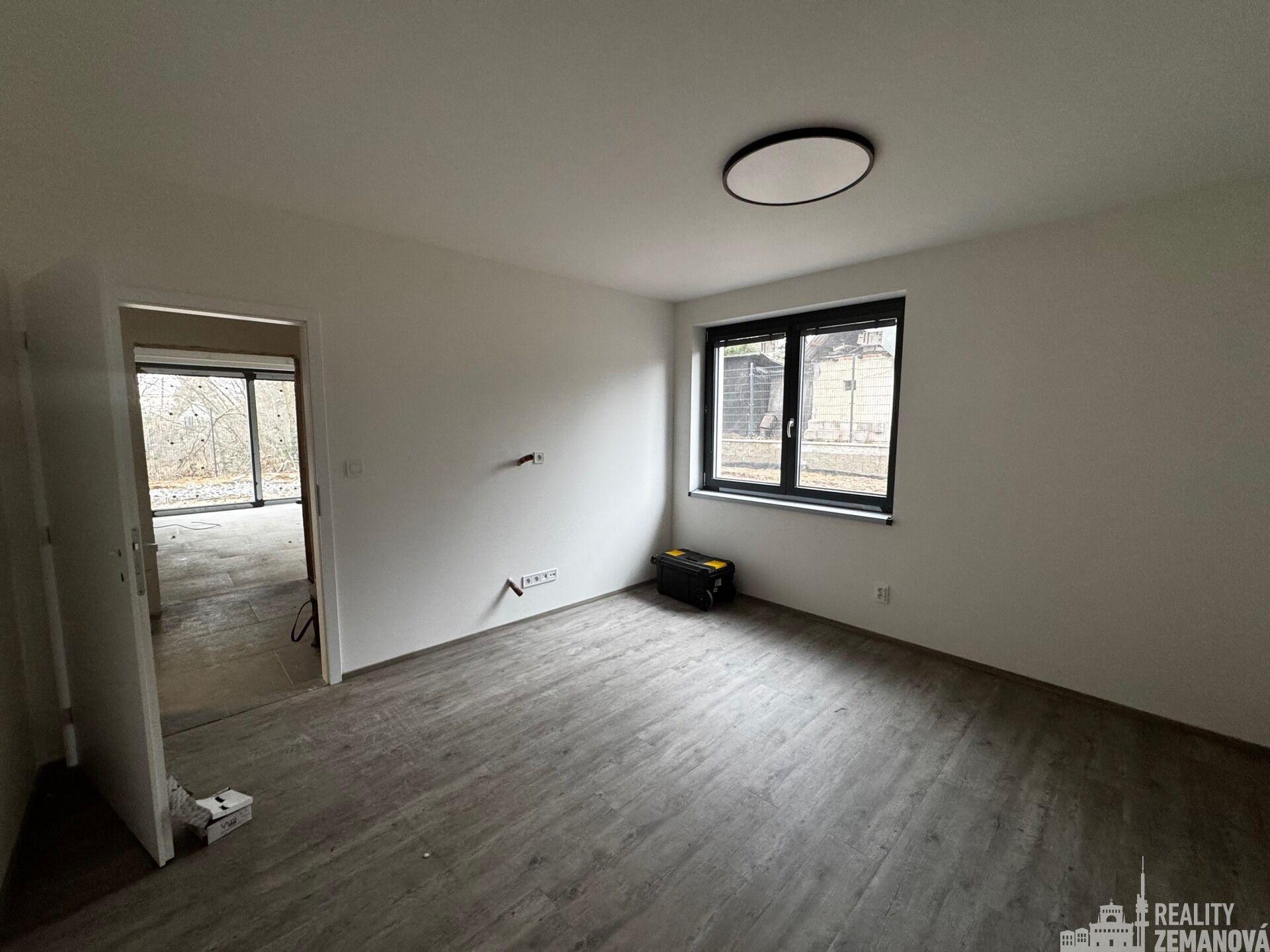 Pronájem bytu 2+kk s terasou a zahradou, rozhraní Houbová a Hlavní ul., Horní Jirčany