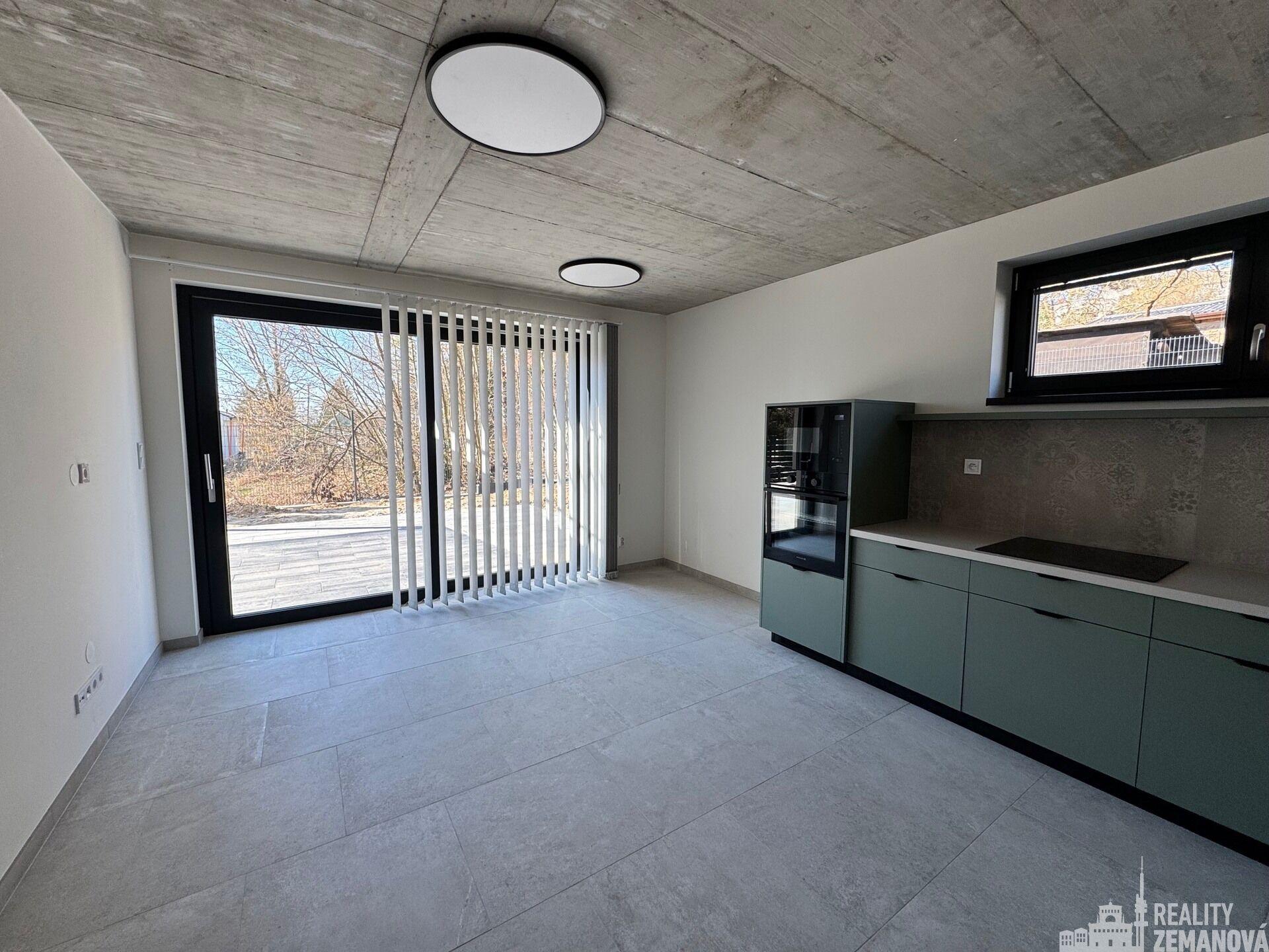 Pronájem bytu 2+kk s terasou a zahradou, rozhraní Houbová a Hlavní ul., Horní Jirčany