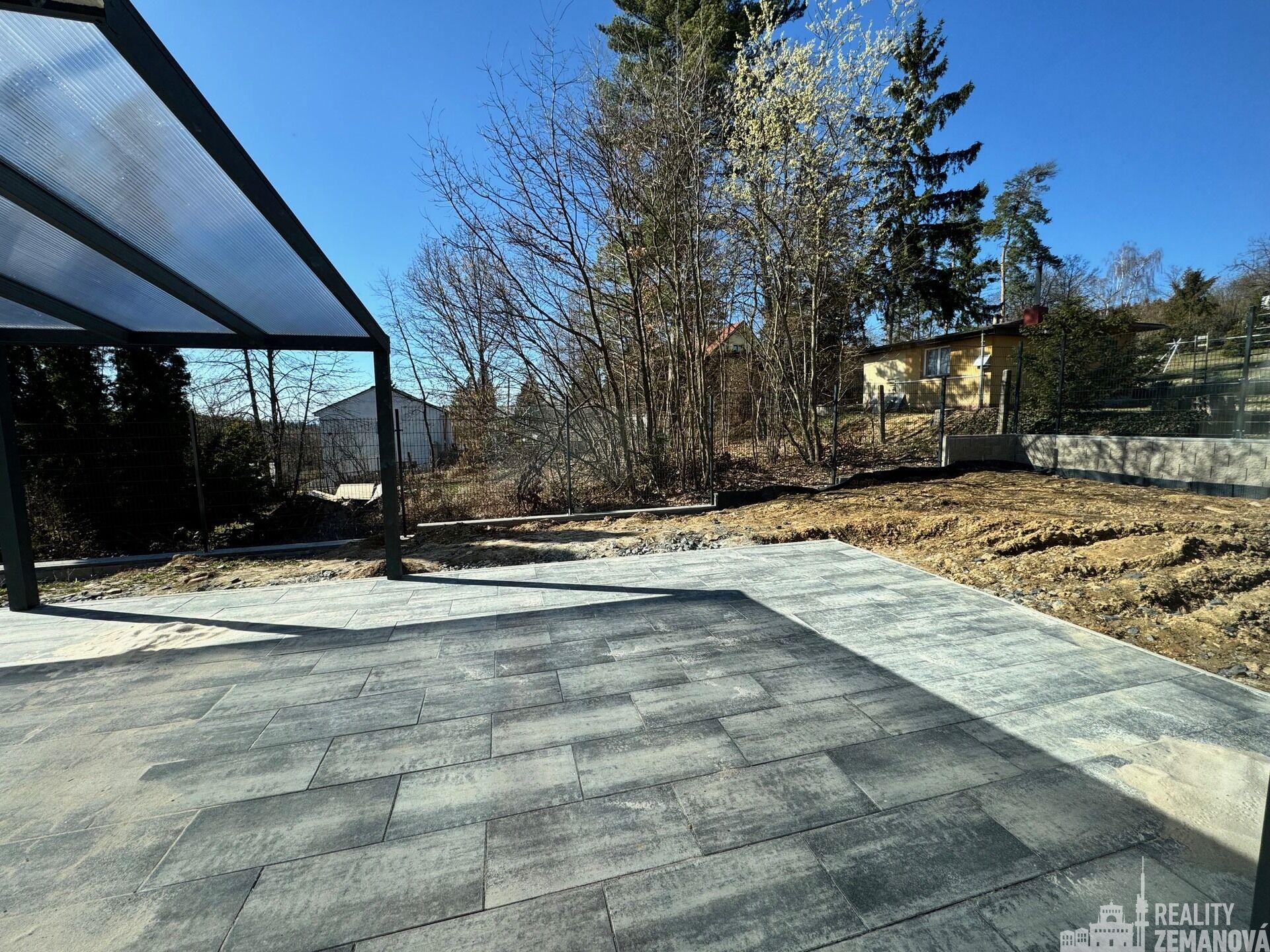 Pronájem bytu 2+kk s terasou a zahradou, rozhraní Houbová a Hlavní ul., Horní Jirčany