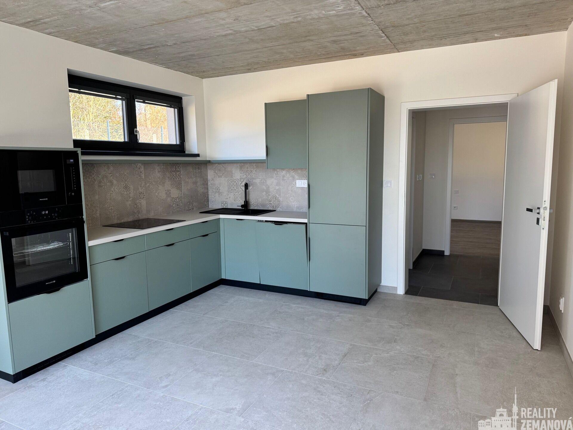 Pronájem bytu 2+kk s terasou a zahradou, rozhraní Houbová a Hlavní ul., Horní Jirčany