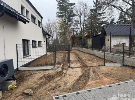 část zahrady k bytu