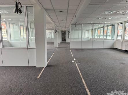 Pronájem kanceláře, 1 006 m²