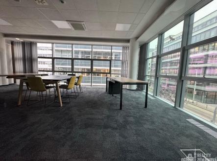 Pronájem kanceláře, 740 m²