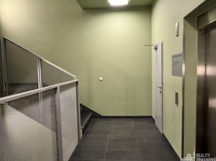 k zasedačce přístup