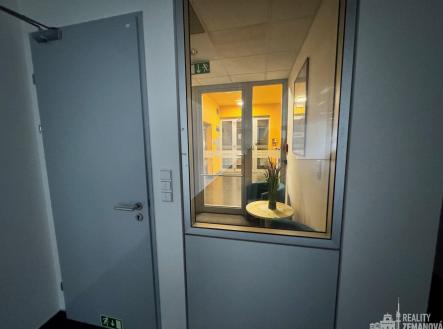 Pronájem kanceláře, 740 m²