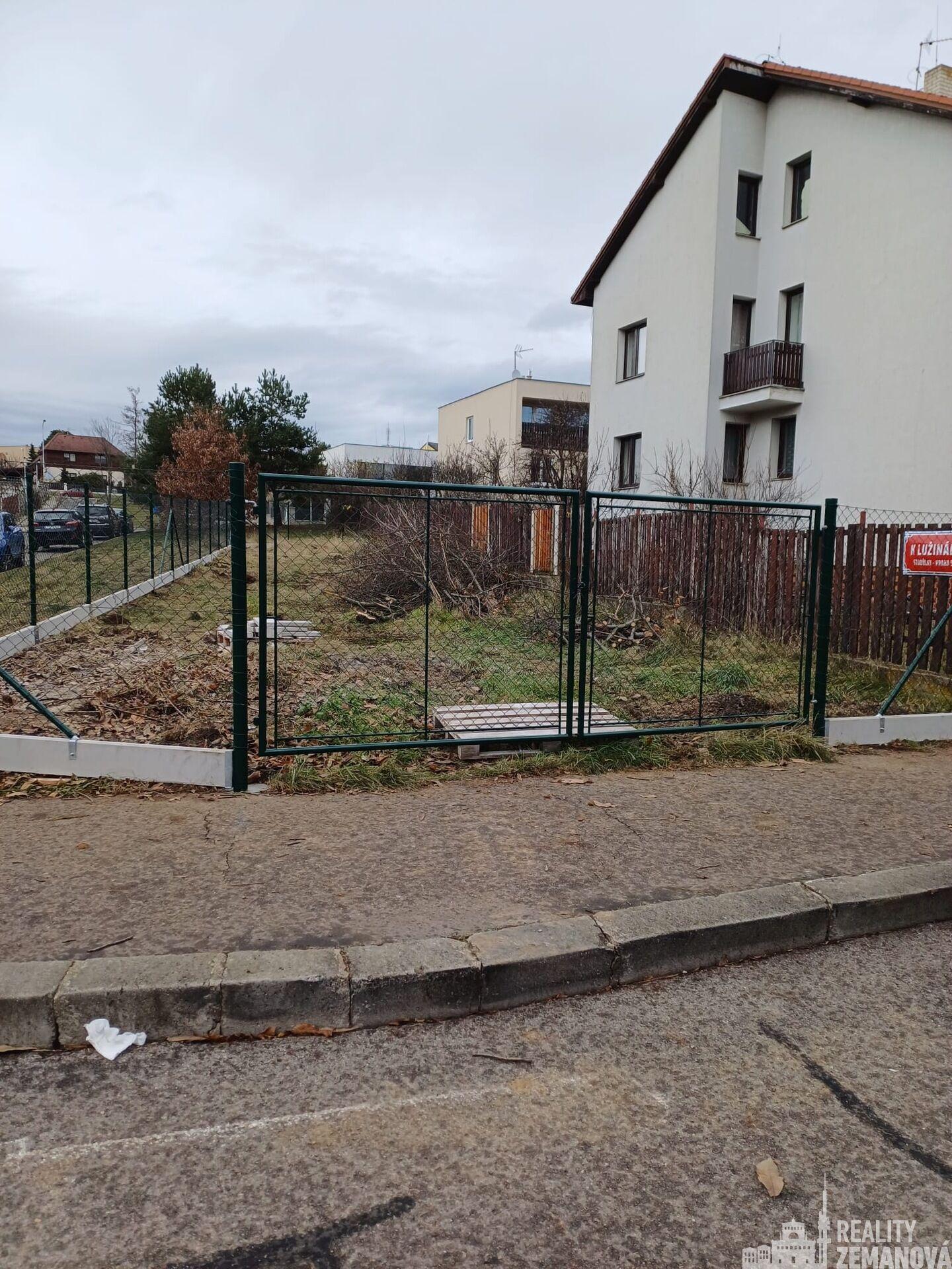 Pozemek s vjezdovými vraty, na prodejní stánek + 2 park. místa,  221 m2, P-5 Stodůlky