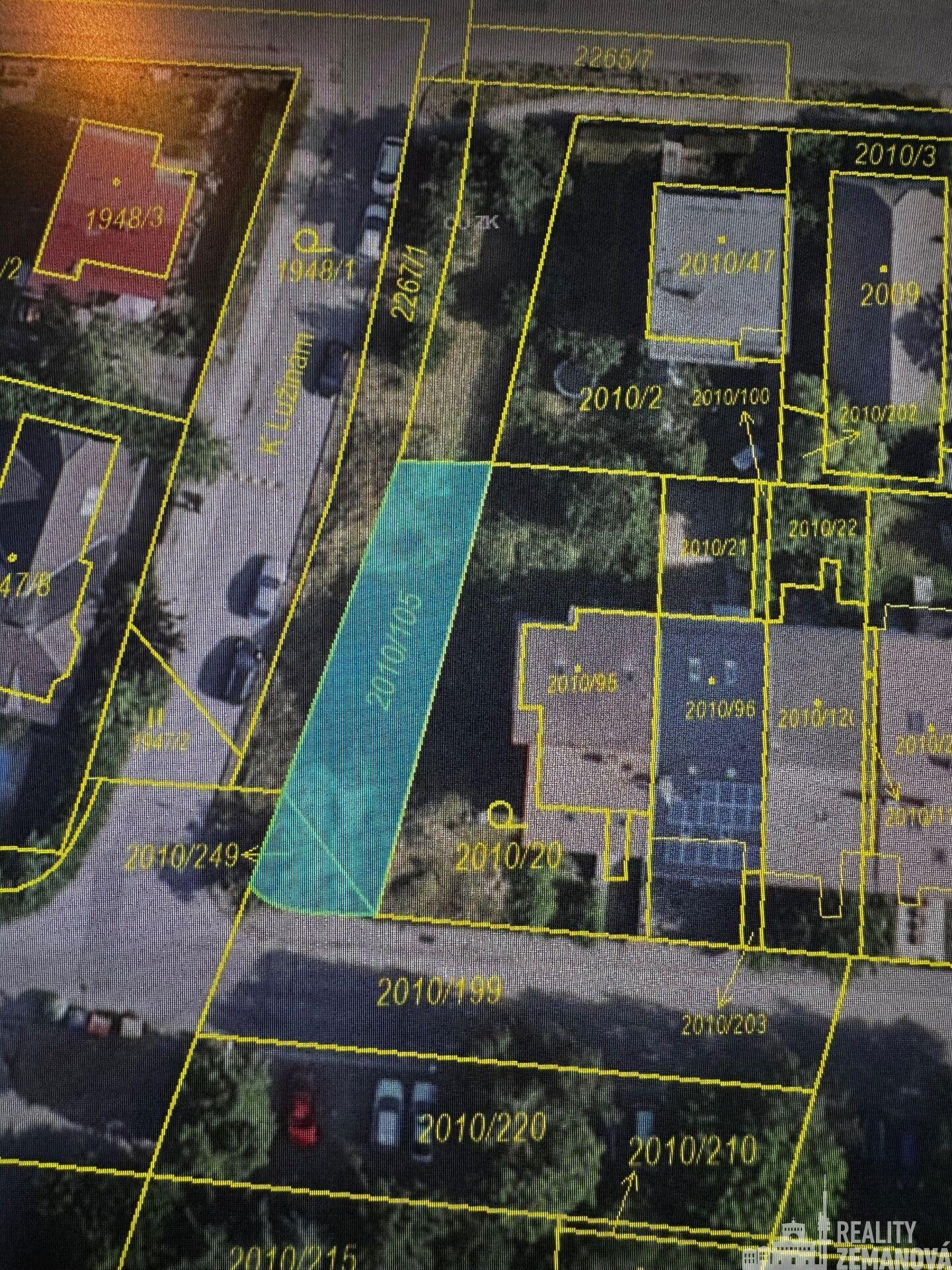 Pozemek s vjezdovými vraty, na prodejní stánek + 2 park. místa,  221 m2, P-5 Stodůlky