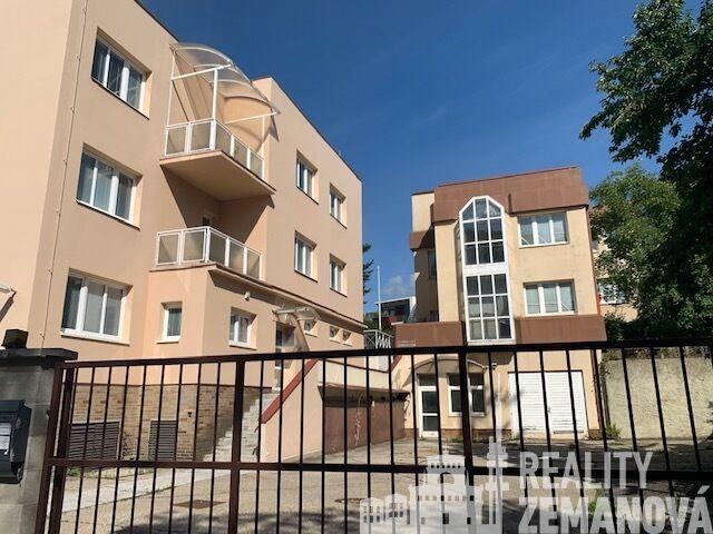 Pronájem kanceláří jednotlivých až po celé patro 347m2, parkování, U zásobní zahrady, Praha 3