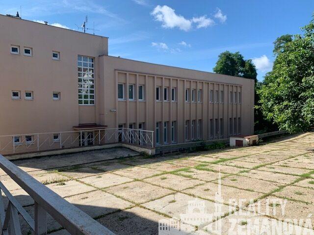 Pronájem kanceláří jednotlivých až po celé patro 347m2, parkování, U zásobní zahrady, Praha 3