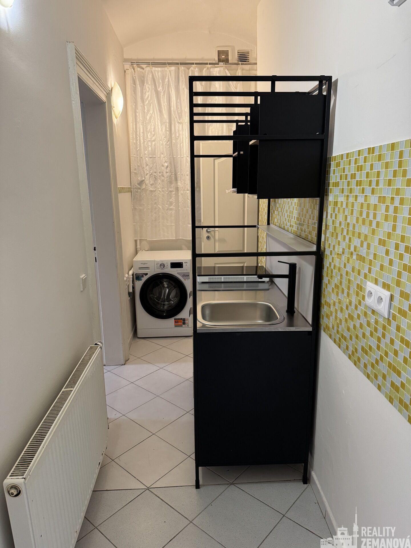 Byt 2kk v polosuterénu o velikosti cca 50m2 na Jiřího z Poděbrad.