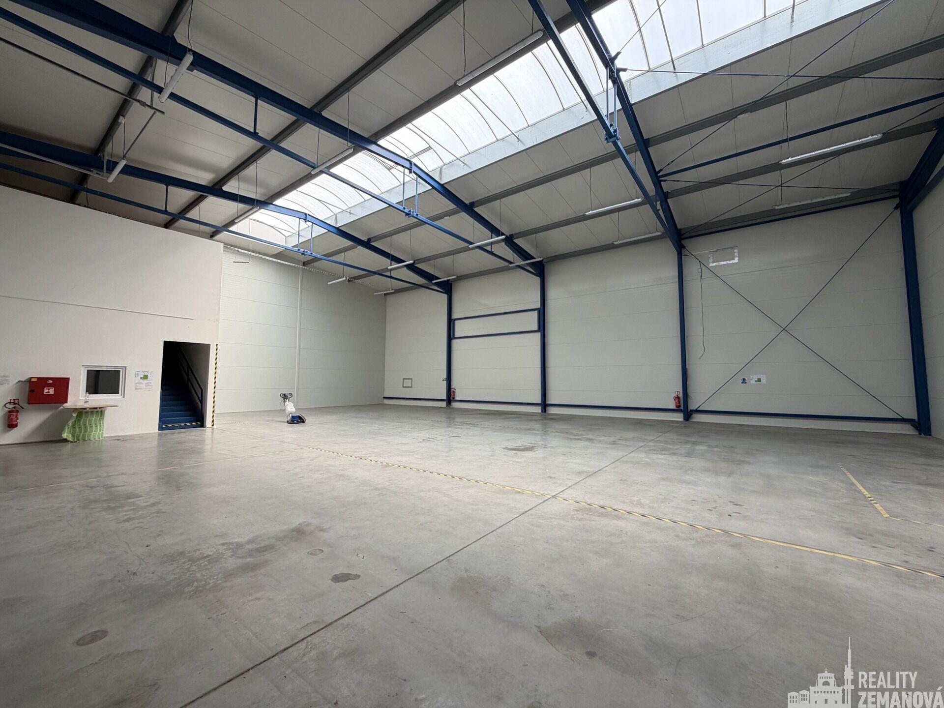 Moderní skladová/výrobní hala  468 m2 + 72 m2 kanceláří, TOP lokace u sjezdu D6, Velká Dobrá