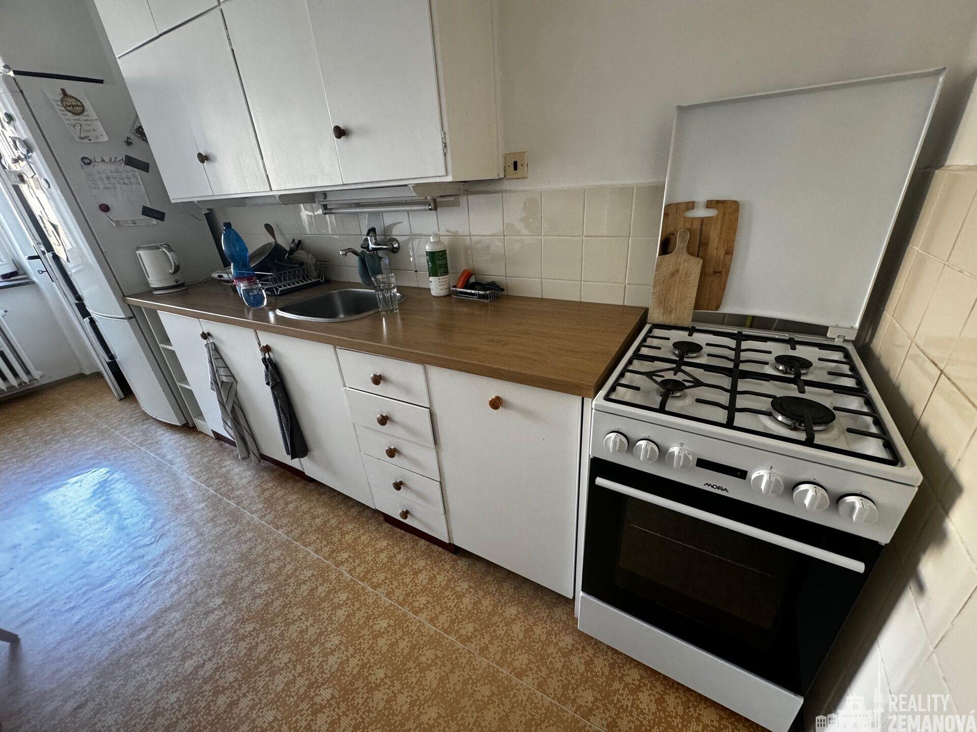 Pronájem bytu 2+1, (resp. s halou jako 3+1), 5. patro, nám. Jiřího z Lobkovic, Praha 3 - Vinohrady