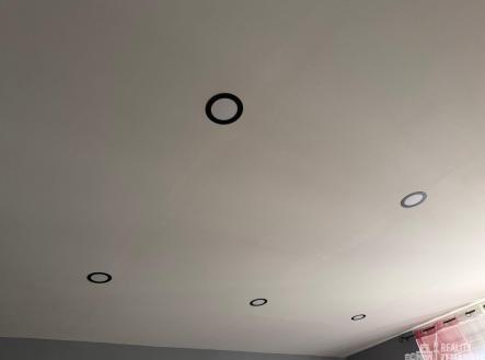 nově osvětlení LED v pokoji na stropě