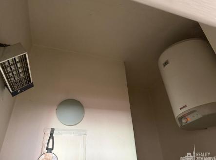 bojler a infrazářič v koupelně