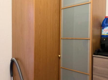 skříň v předsíni