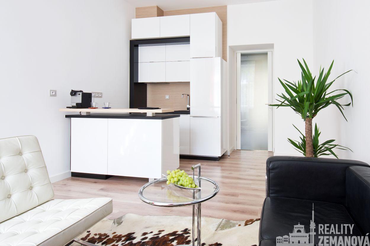 Reprezentativní byt 2+kk, 3.NP, 51 m2, mezi metrem Flora a Jiřího z Poděbrad, Praha 3