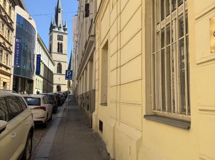 pohled na okna bytu