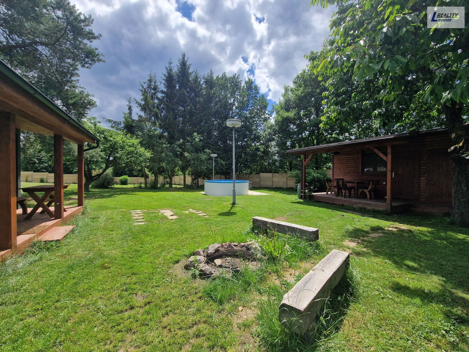 Rekreační chata s bazénem, zahradním domkem, dílnou, vše na stavebním pozemku 3.131 m2, Krsice.