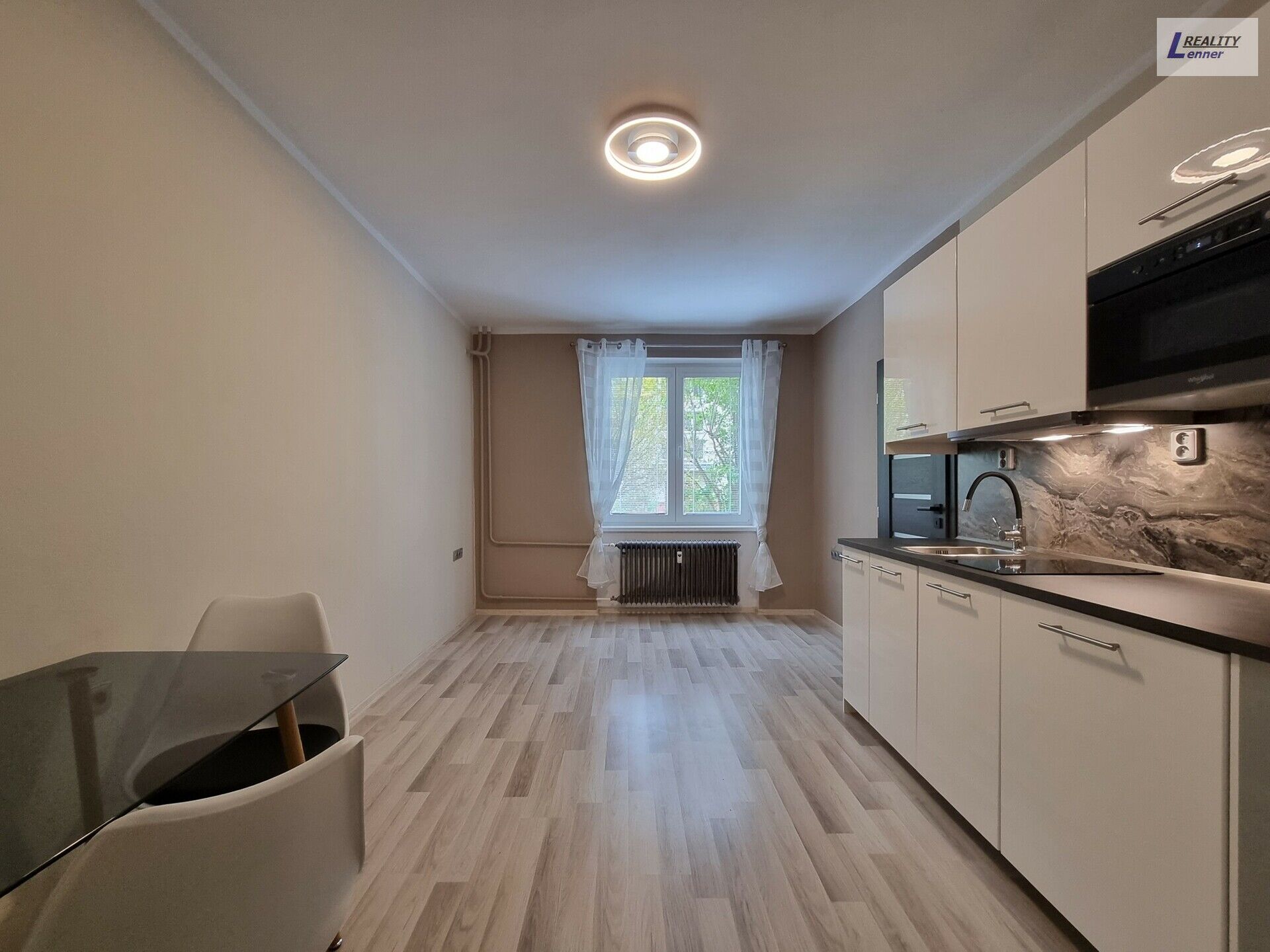 Pronájem bytu 2+kk, 36 m2, cihla, zv. přízemí