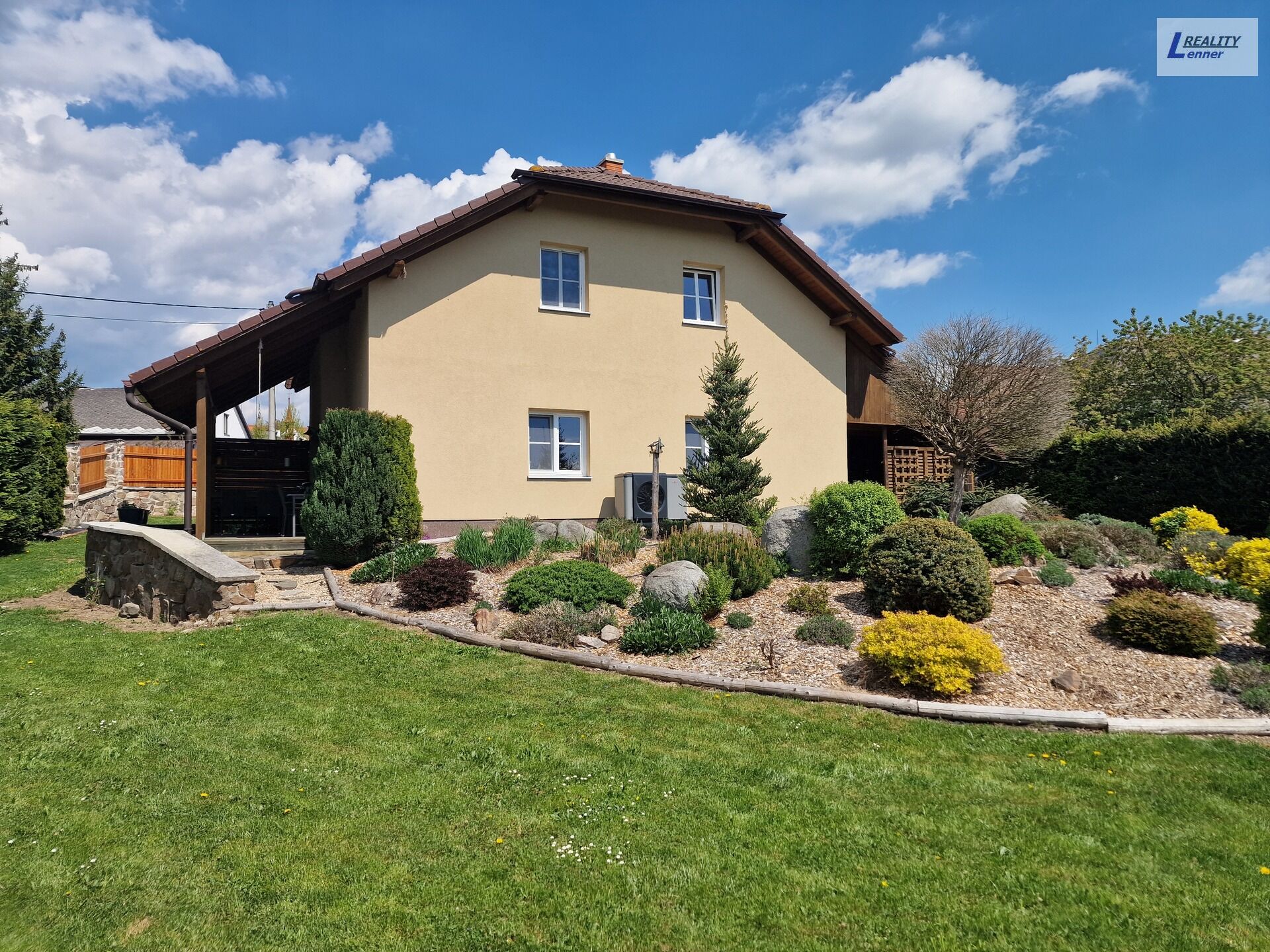 RD 4+kk 154 m2/ kryté stání, terasa s pergolou, altán s krbem, skleník, pozemek 1.425 m2.