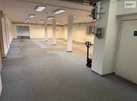 Pronájem - skladovací prostor, 350 m²