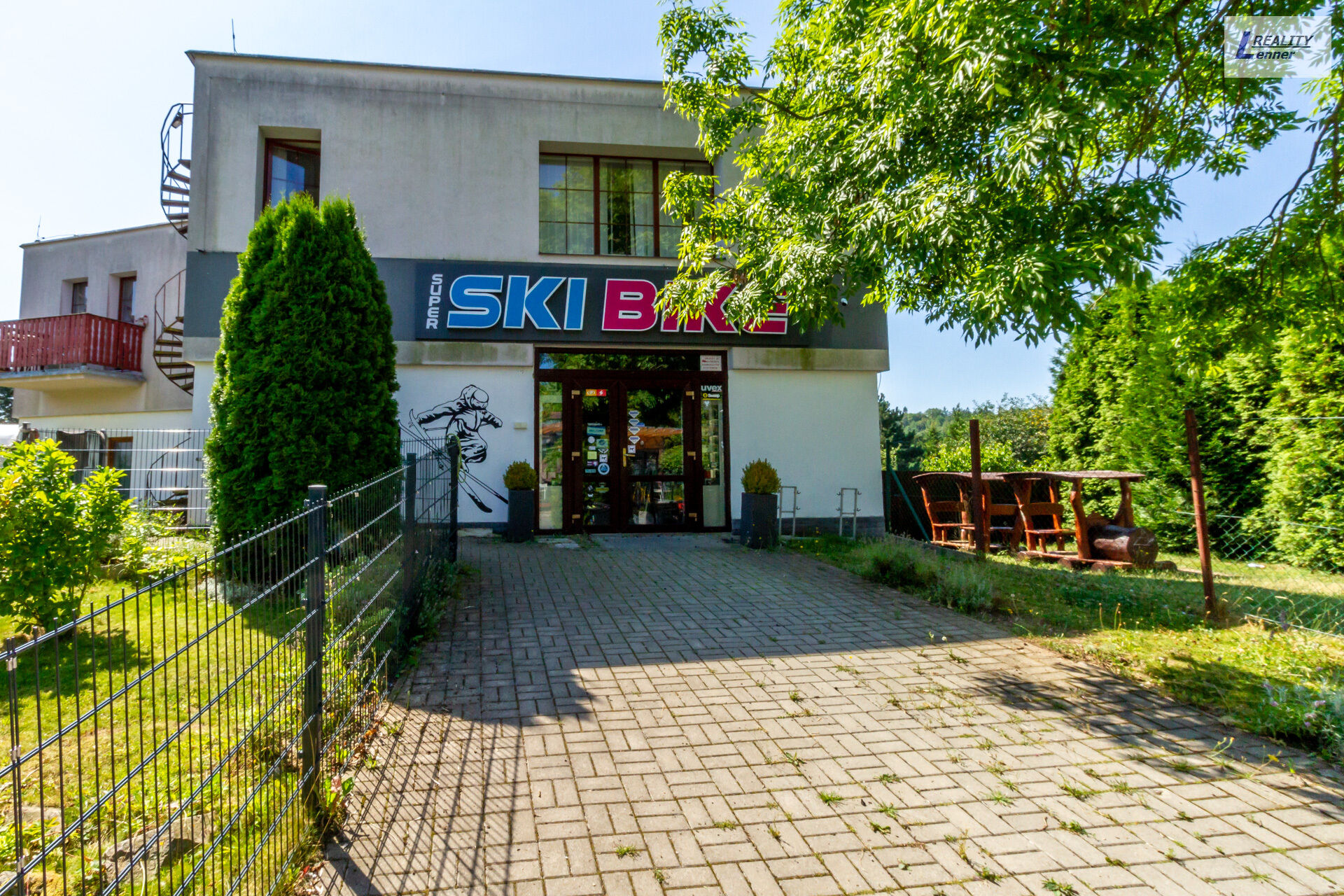 Komerční prostry a vícegenerační byt. dům 4+kk, 1+kk, vše na pozemku 554 m2.