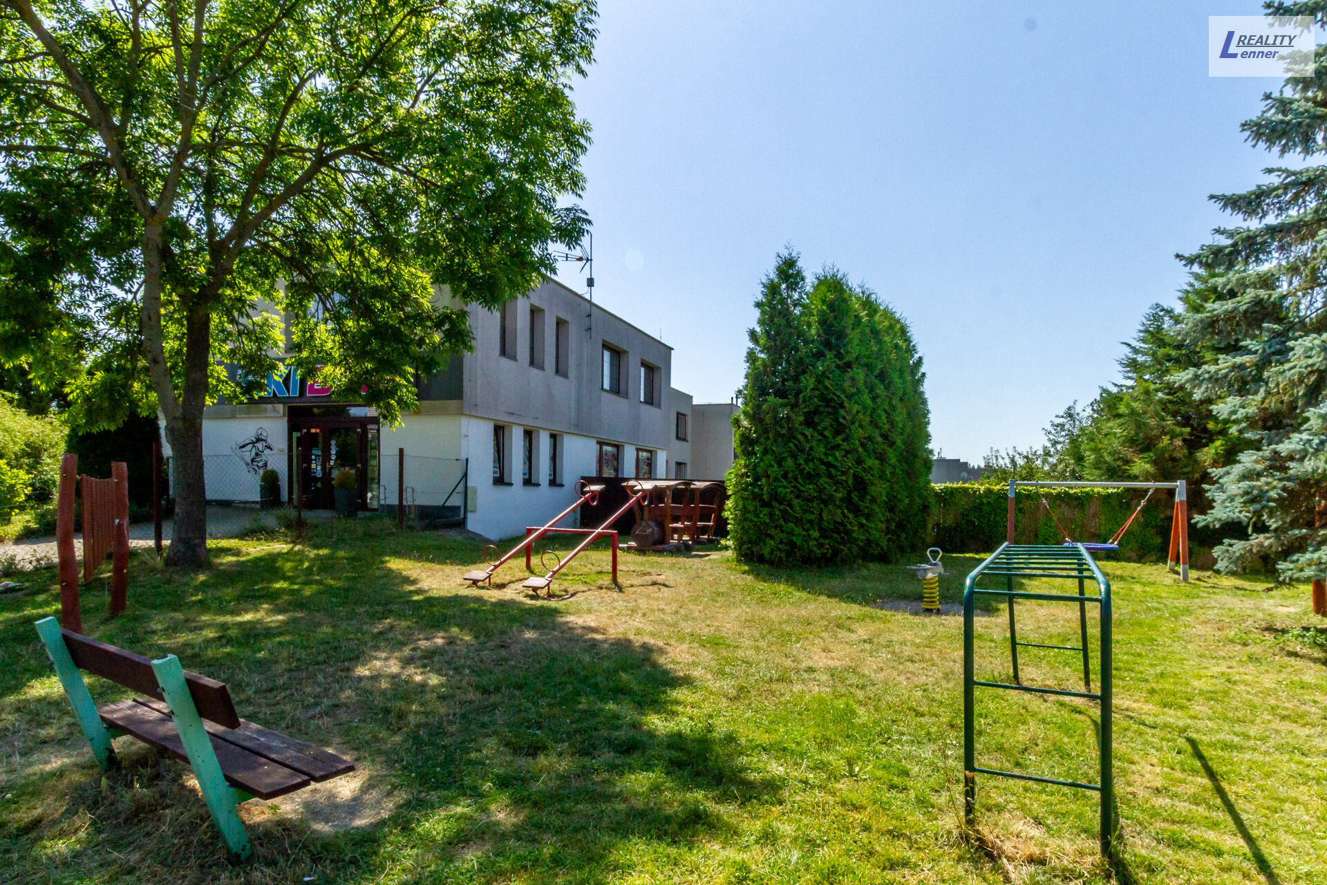 Komerční prostry a vícegenerační byt. dům 4+kk, 1+kk, vše na pozemku 554 m2.