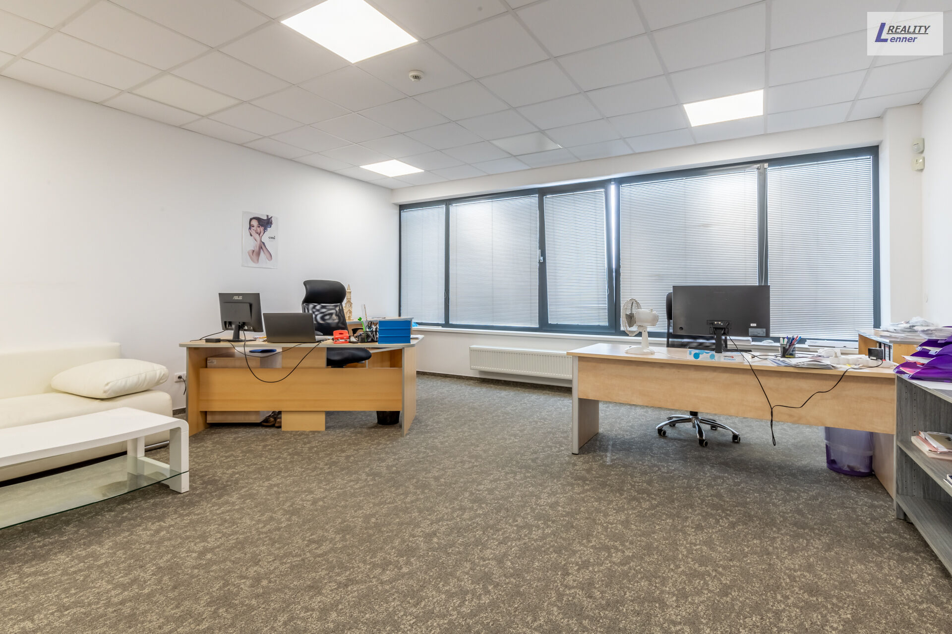 Pronájem kancelářských prostor (2x kancelář) celkem 70 m2, 2x parkovací stání