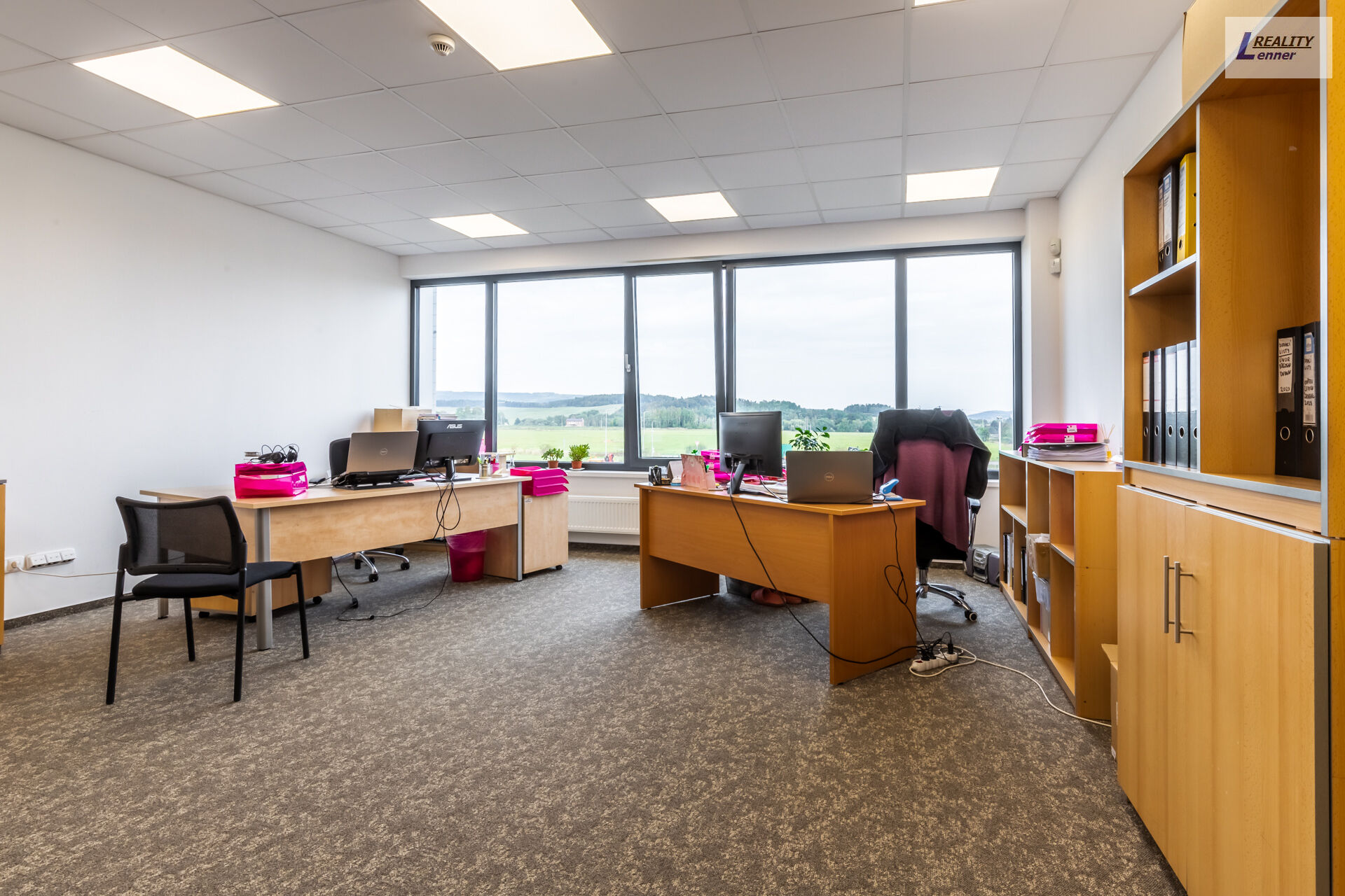 Pronájem kancelářských prostor (2x kancelář) celkem 70 m2, 2x parkovací stání