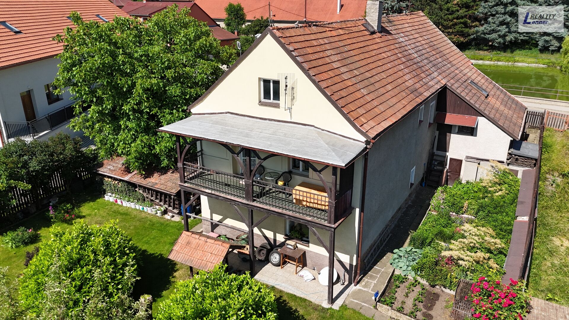 RD 8+1/ balkon, 2x garáž, dílna, kolny, sklepy, pergola, dřevník, vše na pozemku 994 m2