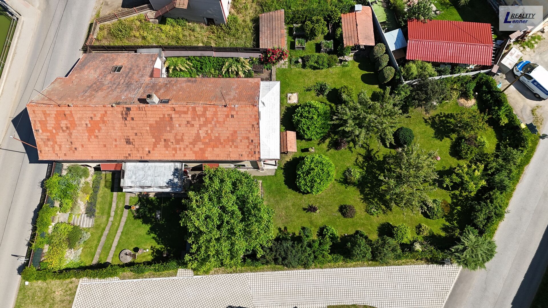 RD 8+1/ balkon, 2x garáž, dílna, kolny, sklepy, pergola, dřevník, vše na pozemku 994 m2