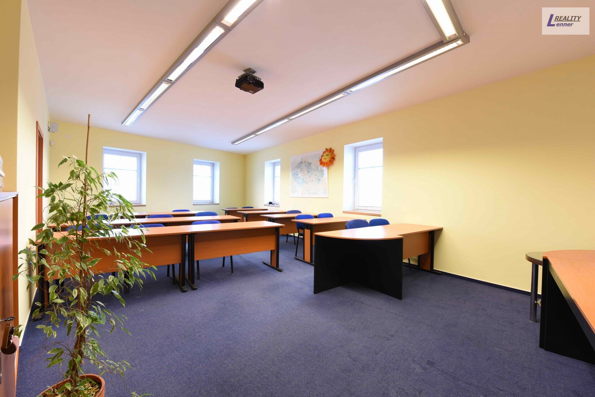 Kancelářské prostory k pronájmu 76 m2, 1. patro, parkování